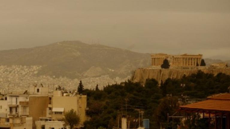 Αθήνα: Αφρικανική σκόνη και ζέστη «πνίγουν» την πρωτεύουσα