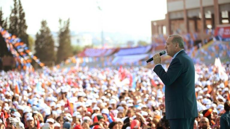 Ο Ρετζέπ Ταγίπ Ερντογάν, φρόντισε μέσα από μια πόλη που βάφτηκε με ξεριζωμό και αίμα να στάξει δηλητήριο για τους Έλληνες και να διαστρεβλώσει την αμείλικτη ιστορία