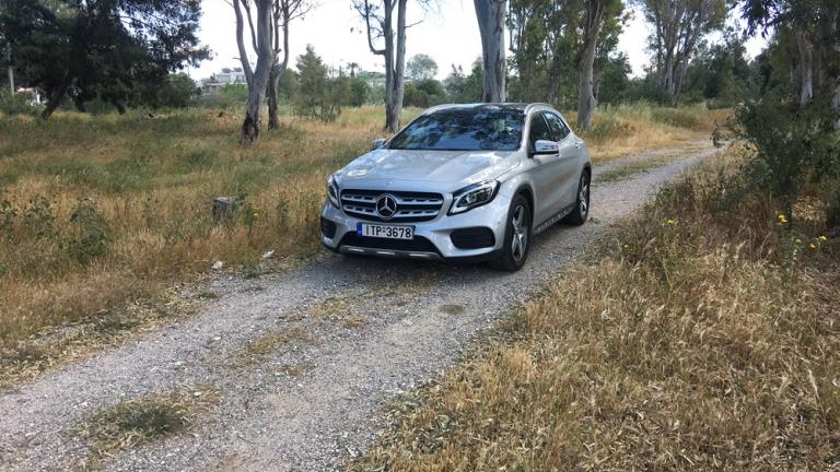 Η  GLA 180 d , είναι ένα από τα λίγα μοντέλα της Mercedes που στην Ελλάδα «περνάει» με λίγες λαβωματιές από το διωγμό που έχει εξαπολύσει η κυβέρνηση του ΣΥΡΙΖΑ