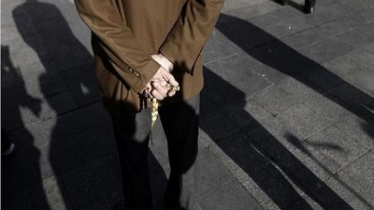 Δεν φτάνει που έριξε μιαν ανήλικη τσιγγάνα σε συνταξιούχο, τους φωτογράφιζε και μετά εκβίαζε τον ηλικιωμένο 