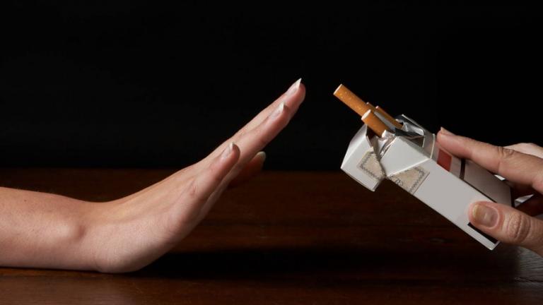 Όσο περισσότερο καπνίζει κανείς, τόσο αυξάνεται ο κίνδυνος εγκεφαλικού πριν από τα 50 