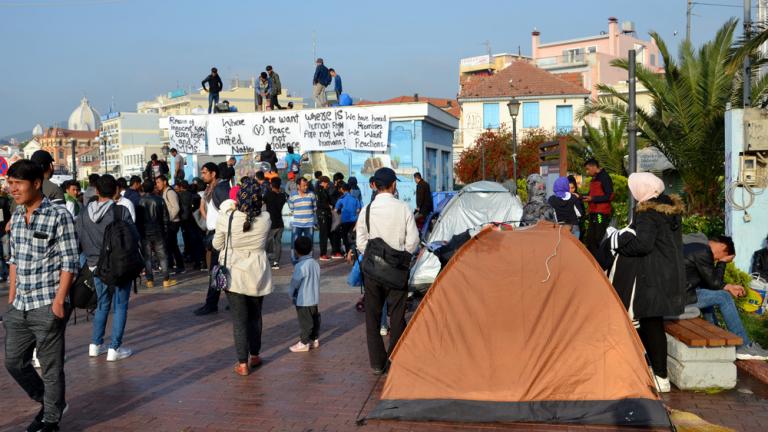 Μυτιλήνη: Καταυλισμό διαμαρτυρίας στην πλατεία Σαπφούς έχουν στήσει πρόσφυγες και μετανάστες