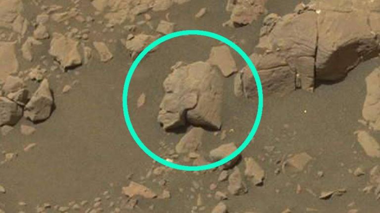Κεφάλι πολεμιστή σκαλισμένο σε πέτρα φαίνεται να δείχνει φωτογραφία από τον Άρη