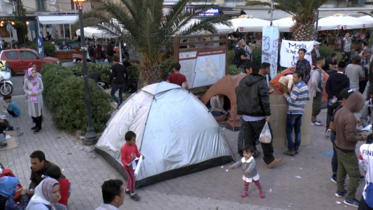 Μυτιλήνη: Συνεχίζεται η κατάληψη της πλατείας Σαπφούς, από πρόσφυγες και μετανάστες 