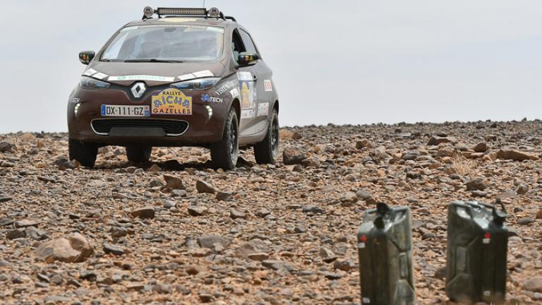 Δύο γυναίκες κατέκτησαν την έρημο Σαχάρα με ενα ηλεκτρικό Renault ZOE 