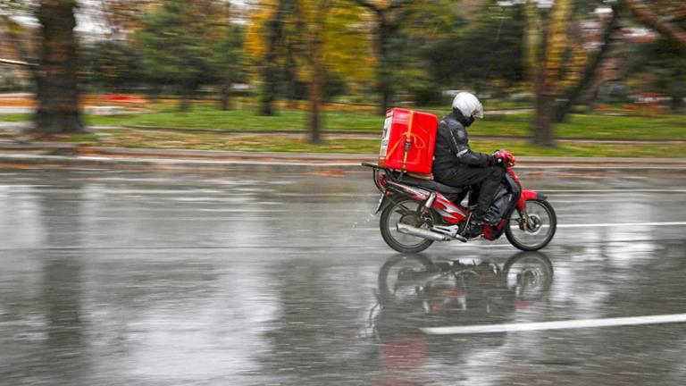 Αυξάνονται οι μισθοί των εργαζομένων στα ταχυφαγεία με απόφαση του ΟΜΕΔ