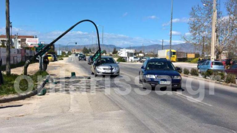 Απίστευτο περιστατικό στη Λάρισα! Έπεσε πάνω του το φανάρι!