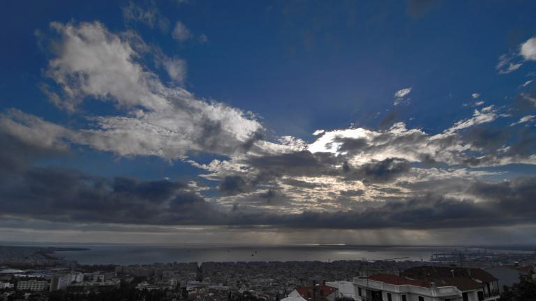 ΚΑΙΡΟΣ 19/4/2018: Λίγα σύννεφα και τοπικές βροχές