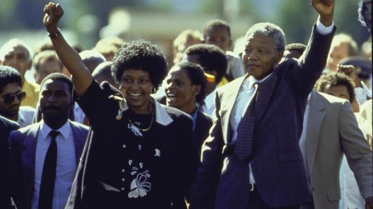 Πέθανε η σύζυγος του Νέλσον Μαντέλα, Γουίνι,  η οποία  έμεινε δίπλα του επί 38 χρόνια (ΦΩΤΟ)