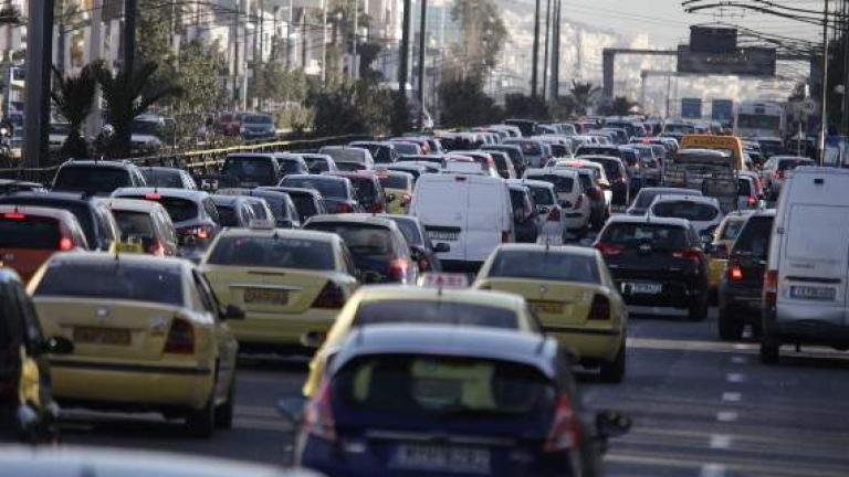 Κυκλοφοριακό χάος: Κίνηση στους δρόμους της Αθήνας