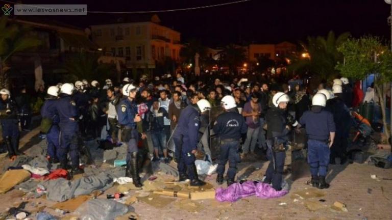 Μυτιλήνη: Η αστυνομία απομάκρυνε από την πλατεία Σαπφούς πρόσφυγες και μετανάστες, έπειτα από μια νύχτα πρωτοφανών για το νησί επεισοδίων 