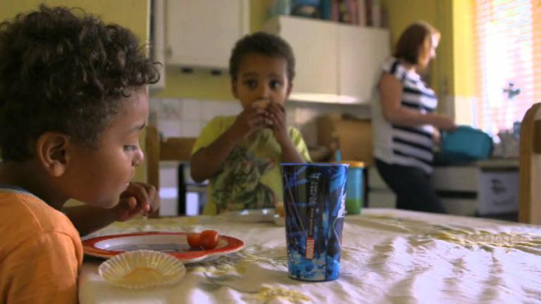 Βρετανία-παιδική φτώχεια: Χλωμοί και πεινασμένοι μαθητές "γεμίζουν τις τσέπες τους με φαγητό από το σχολείο" 