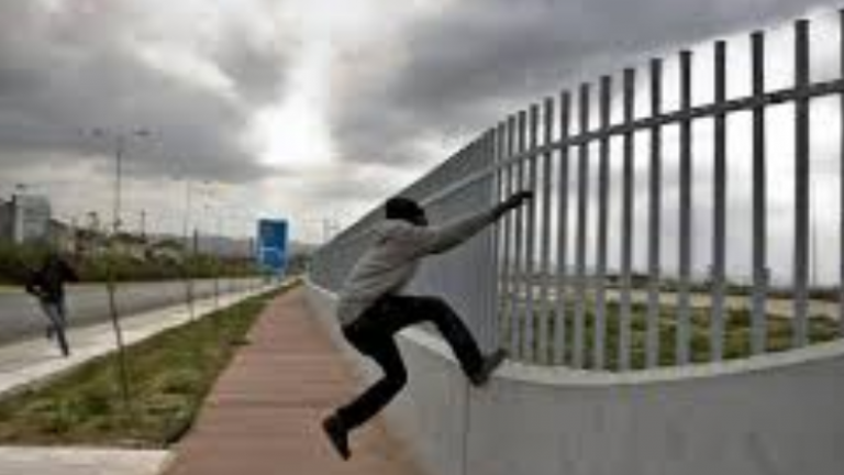 Συναγερμός στην Πάτρα: Μετανάστες έσπασαν τον φράκτη και εισβάλλουν στο λιμάνι