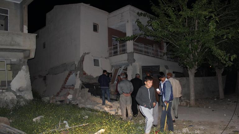 Ισχυρός σεισμός στην Τουρκία προκάλεσε τραυματισμούς και ζημιές σε σπίτια