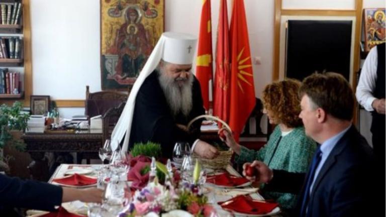 Ο προκαθήμενος της σχισματικής Ορθόδοξης Εκκλησίας των Σκοπίων τσούγκρισε επιδεικτικά αυγά με κυβερνητικούς στη σημαία με τον Ήλιο της Βεργίνας