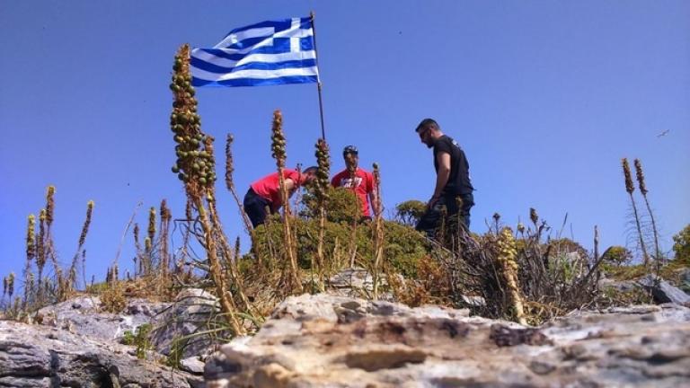 Τρεις νεαροί ύψωσαν την ελληνική σημαία στη βραχονησίδα Ανθρωποφάς (ΦΩΤΟ)