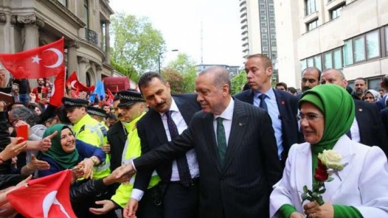 Επίσημη επίσκεψή του Ερντογάν  στη Βρετανία-Δεν ξέχασε ότι είναι...σουλτάνος (ΦΩΤΟ)