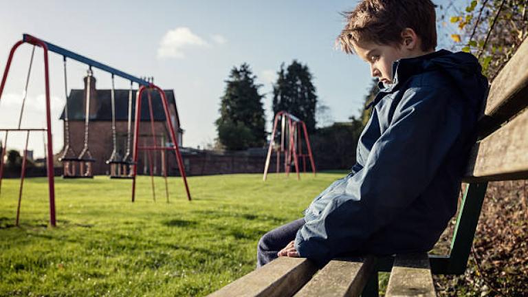 Ούτε ο φύλακας σεκιούριτι δεν μπορούσε να επέμβει για να διώξει τον παιδόφιλο που χαϊδευόταν σε παιδική χαρά του Πεδίου του Άρεως