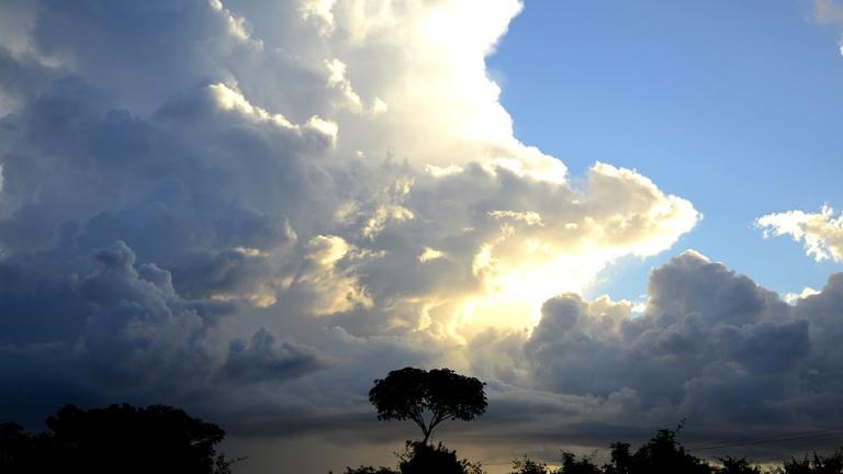 Με ήλιο και σύννεφα η ημέρα του Αγίου Πνεύματος