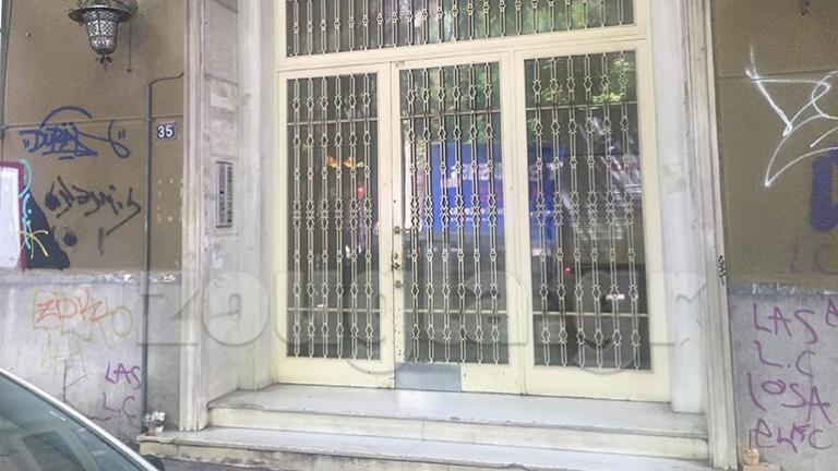 Συγκλονιστικές εξελίξεις για το άγριο έγκλημα στο κέντρο: Βρέθηκε με ίχνη αίματος ο 80χρονος σύντροφος της δολοφονημένης