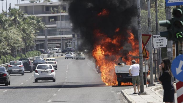 Φορτηγό τυλίχτηκε στις φλόγες στον Άλιμο! (ΦΩΤΟ)