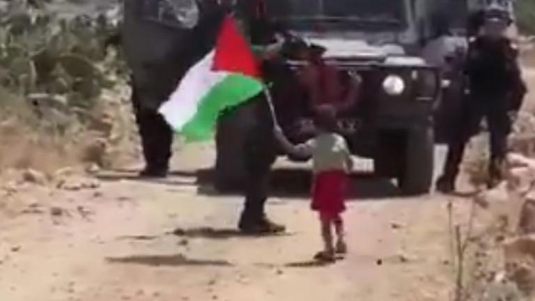 «Πυροβολήστε τον»! Παλαιστίνιος στέλνει τον μικρό γιό του εναντίον Ισραηλινών