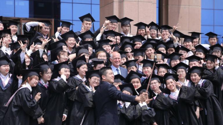 Ο Γιώργος Παπανδρέου κάνει διαλέξεις στην Κίνα και οι φοιτητές... στριμώχνονται για σέλφι! (ΦΩΤΟ)
