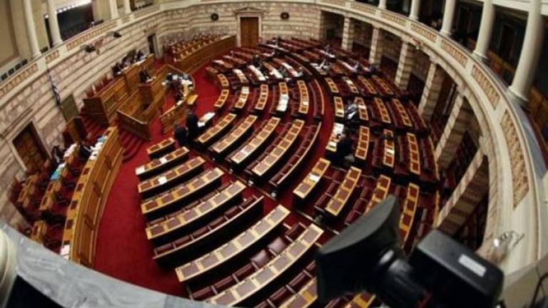 Απίστευτο επεισόδιο στο καφενείο της Βουλής: Βουλευτής του ΣΥΡΙΖΑ εκσφενδόνισε καρέκλες!