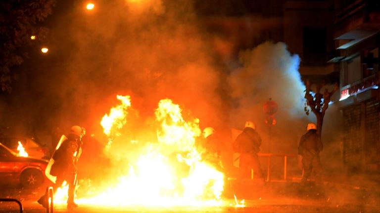 Χάος στην πλατεία Κάνιγγος: Χημικά, μολότοφ και κρότου λάμψης καλύπτουν την ατμόσφαιρα! (ΦΩΤΟ+ΒΙΝΤΕΟ)