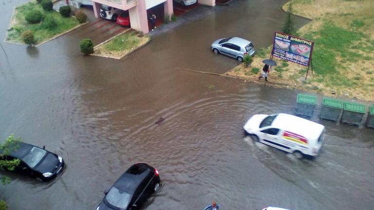 «Άνοιξαν οι ουρανοί» και στην Ξάνθη: Ποτάμια έγιναν οι δρόμοι μέσα σε λίγα μόνο λεπτά! (ΦΩΤΟ)