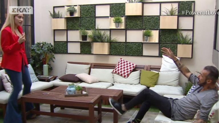 Χαμός στο Power of Love: Κλώτσησε το τραπέζι και τη χτύπησε στο πόδι! Έξαλλη η παίκτρια! (ΒΙΝΤΕΟ)