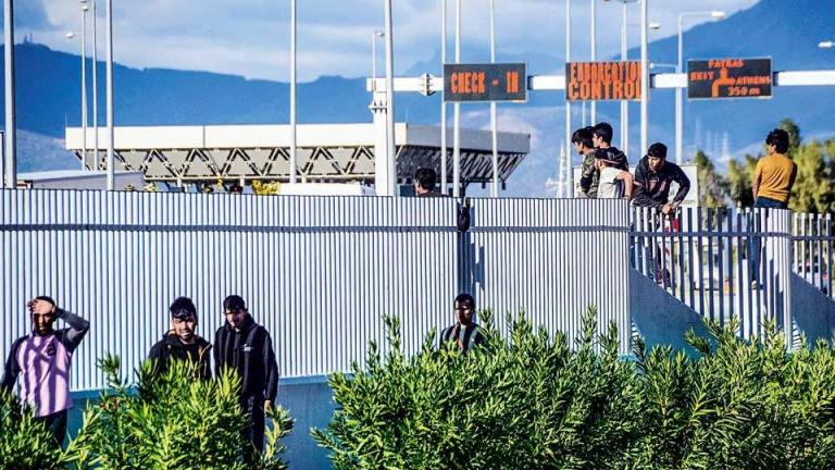 Λιμάνι Πάτρας: Πετροπόλεμος μεταξύ μεταναστών (ΦΩΤΟ)