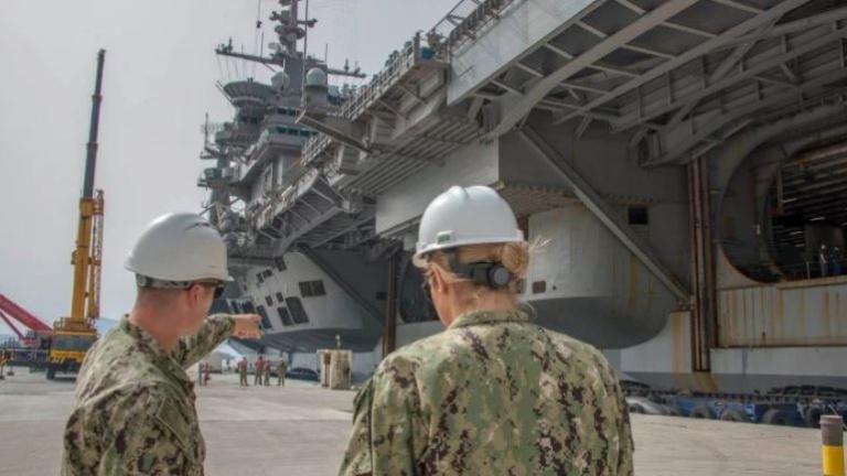 Φωτογραφίες μέσα από τη βάση της Σούδας την ώρα της άφιξης του "Τρούμαν"