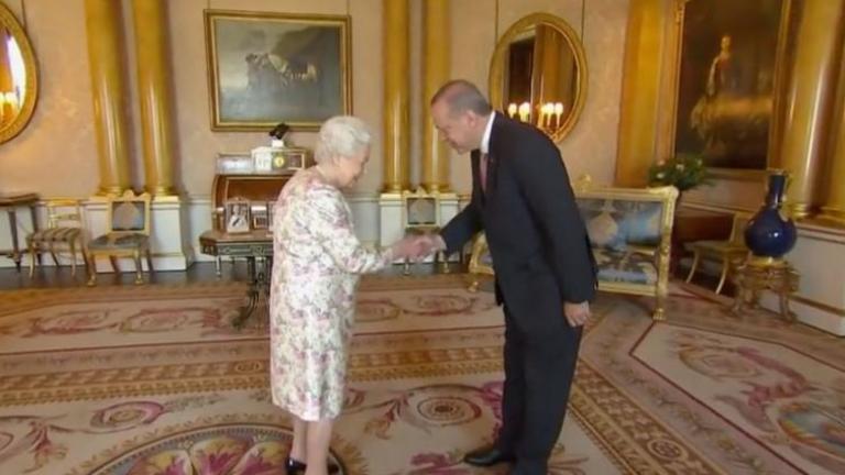 Έχασε την λαλιά του ο Σουλτάνος μπροστά στην βασίλισσα Ελισάβετ και η φιέστα του στο Λονδίνο μετατράπηκε σε αποτυχία (ΒΙΝΤΕΟ)