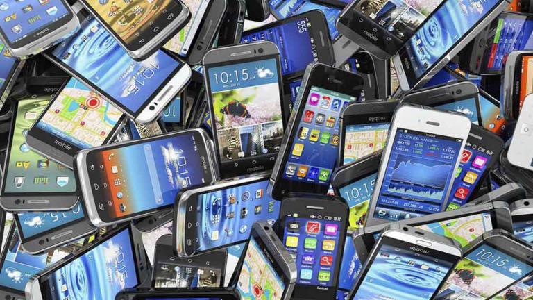 Επανεξετάζει η κυβέρνηση το φόρο (μόνο) για τα κινητά 