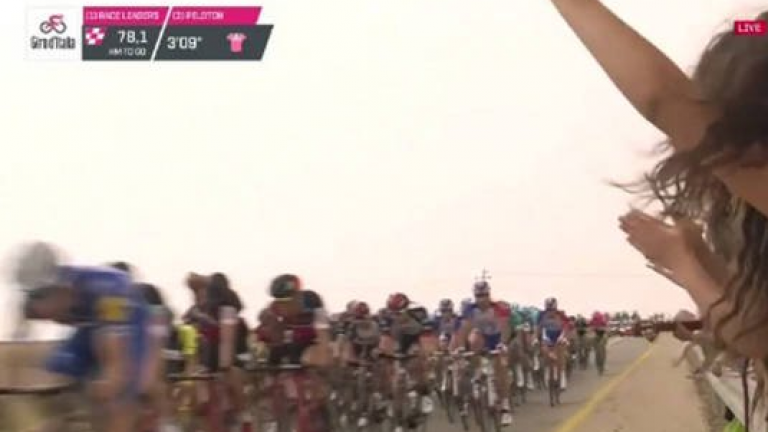 Ποδηλατικός Γύρος Ιταλίας: Έβγαλε το στήθος της μπροστά στους ποδηλάτες για να τους...ενθαρρύνει (ΦΩΤΟ)