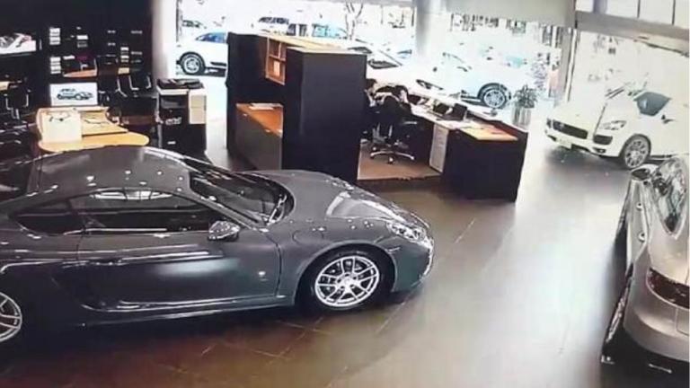 Επιχειρηματίας έκανε γυαλιά καρφιά την Porsche!
