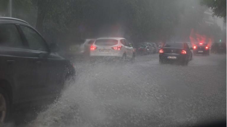 «Κατακλυσμός» στη Θεσσαλονίκη - Προβλήματα στο κέντρο της πόλης λόγω της ισχυρής καταιγίδας 