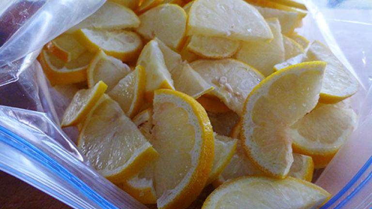 Να γιατί πρέπει να βάζετε τα λεμόνια στην κατάψυξη 