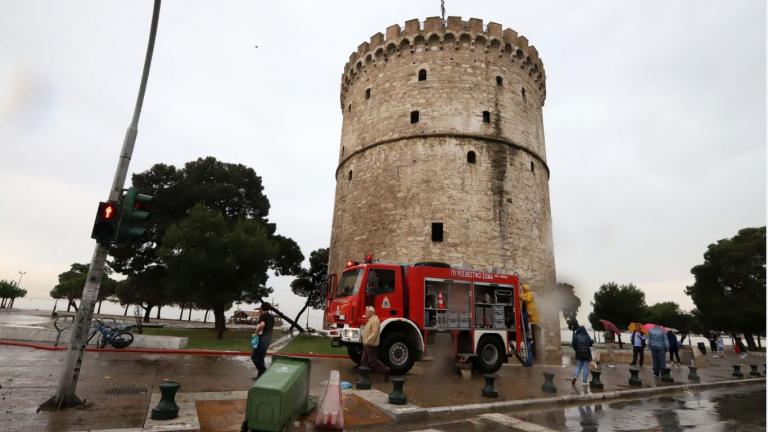 Θεσσαλονίκη: Κλειστός για εργασίες ο Λευκός Πύργος μετά τη χτεσινή νεροποντή από την οποία πλημμύρισε η είσοδος του μνημείου 