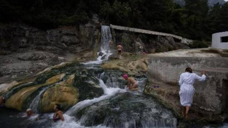 Σταθερό το ψωνιστήρι και η πορνεία στα λουτρά Θερμοπυλών-Έβαλαν και...πορτιέρη να διώχνει τον κόσμο! 