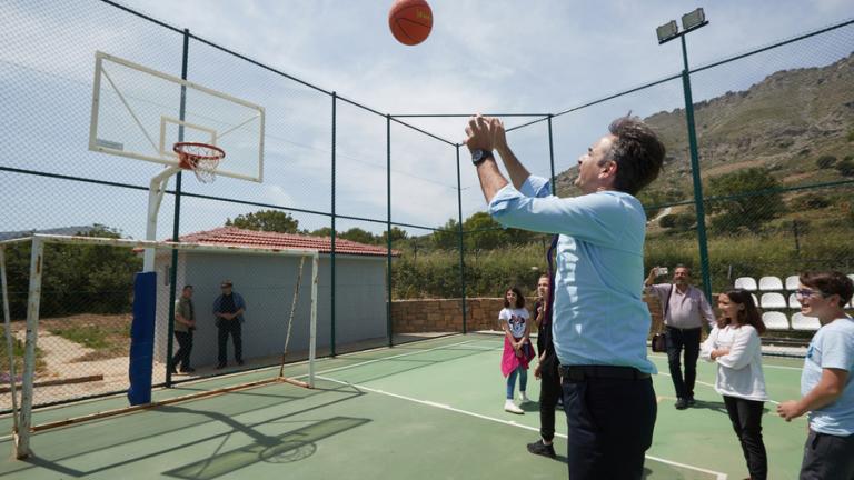 Κυριάκος Μητσοτάκης: Στο γήπεδο μπάσκετ της Ίμβρου με τους μαθητές (ΦΩΤΟ) 