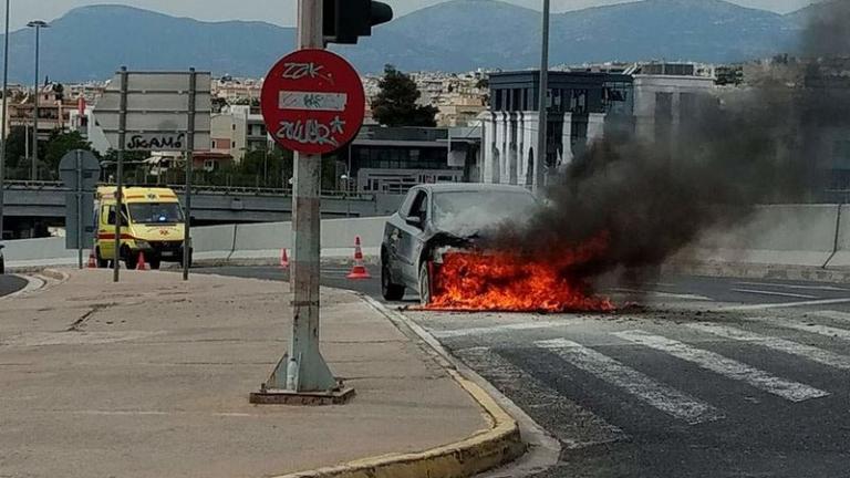 Πανικός επικράτησε πριν από λίγη ώρα, όταν αυτοκίνητο τυλίχτηκε ξαφνικά στις στις φλόγες στην έξοδο της Αττικής Οδού στην Κηφισίας (ΦΩΤΟ)