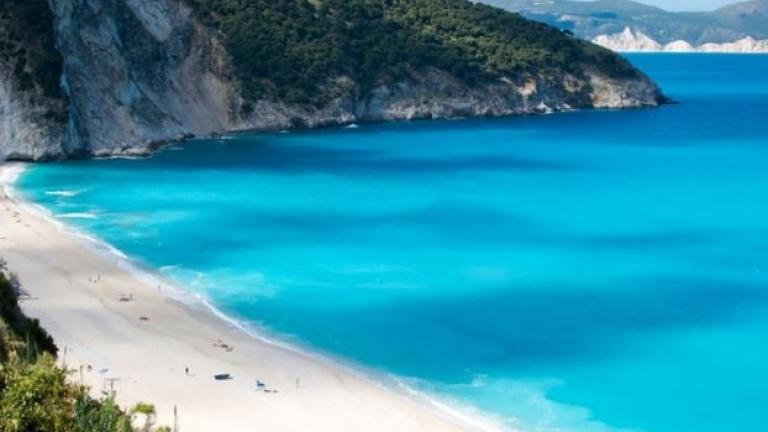 Η βραβευμένη ελληνική παραλία με τα καταπράσινα νερά που την αποκαλούν.. «μικρό κομμάτι του ουρανού» - Έχετε πάει; 