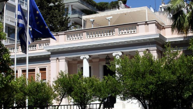 "Φρενάρει το Μαξίμου τις πληροφορίες και τα σενάρια, σύμφωνα με τα οποία η λύση για την ονομασία της ΠΓΔΜ είναι  προ των πυλών:Ορισμένοι βιάζονται να πουν "χοπ"