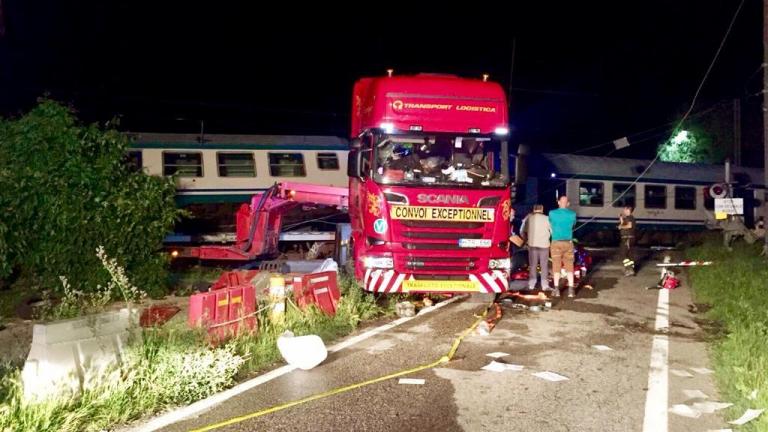 Ιταλία: Δύο νεκροί, πολλοί τραυματίες εξαιτίας σύγκρουσης τρένου με φορτηγό που προκάλεσε εκτροχιασμό βαγονιών της αμαξοστοιχίας