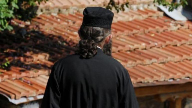 Στη φυλακή οδηγήθηκε μετά την απολογία του στην ανακρίτρια Βόλου, με την κατηγορία της ασέλγειας επ’ αμοιβή, ο 80χρονος πρώην ιερέας