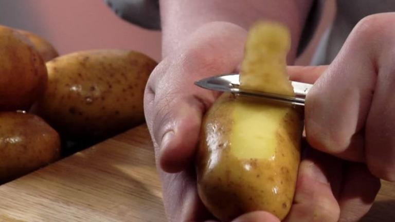 Μην πετάτε τις φλούδες από τις πατάτες – Δείτε γιατί!