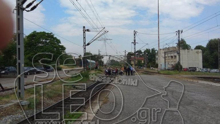 Θεσσαλονίκη: Διαμαρτυρία παραπληγικών στις σιδηροδρομικές γραμμές 