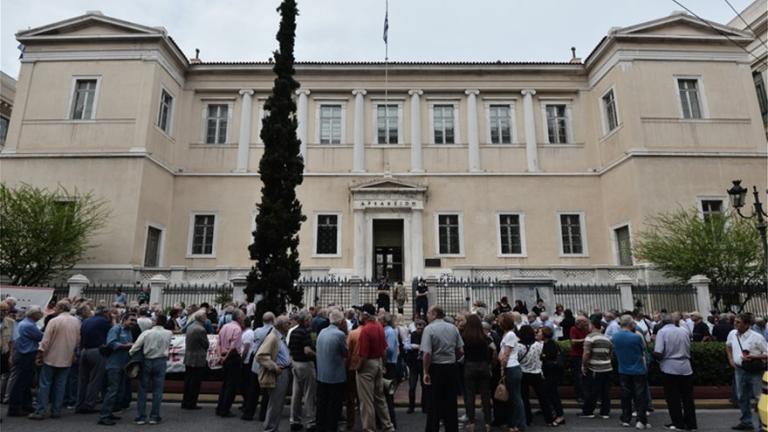 Συγκέντρωση συνταξιούχων έξω από το ΣτΕ για το νόμο Κατρούγκαλου